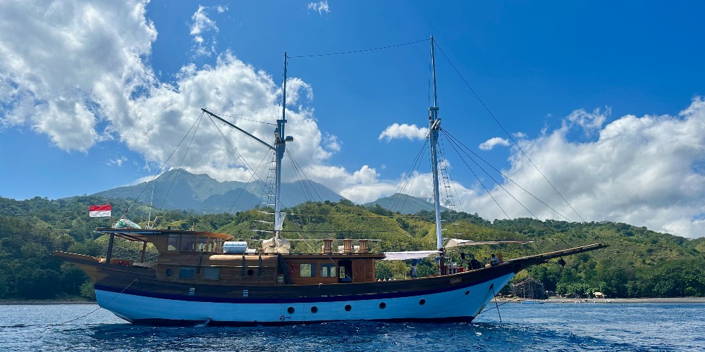 leyla-moored-in-front-of-sangeang-volcano-indonesia