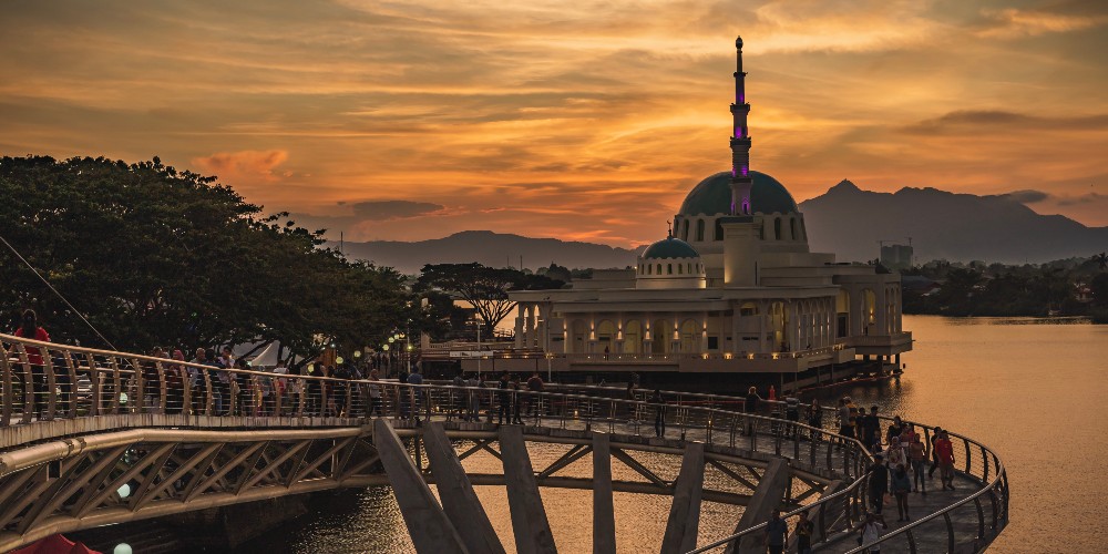 kuching-mosque-and-darul-hana-bridge-sarawak-family-holiday