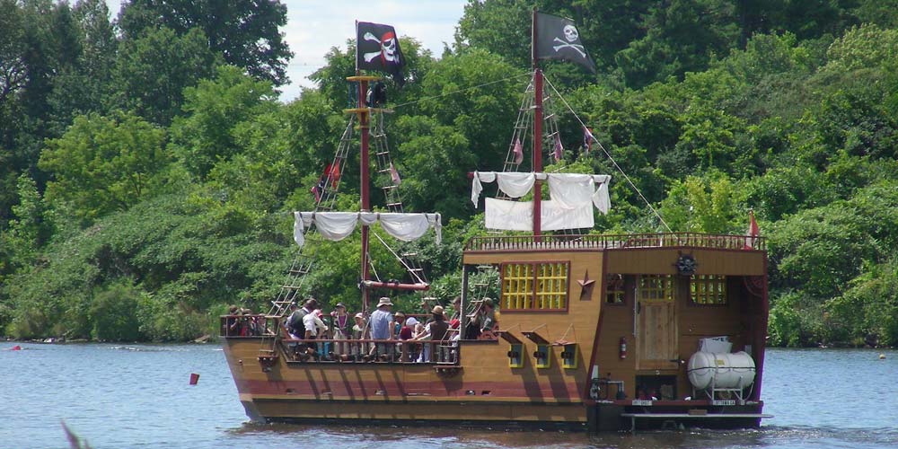 a-pirates-life-theatre-galleon-sailing-on-mooneys-bay-ontario-canada-2022