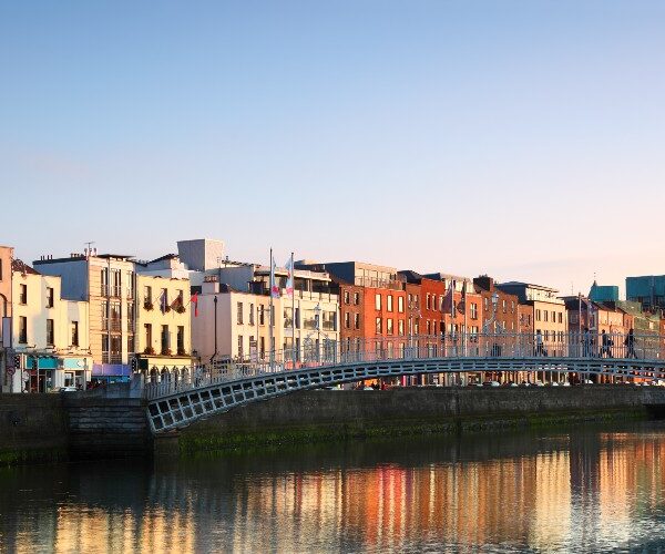 hapenny-bridge-over-river-liffey-dublin