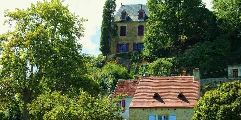 limeuil-one-of-the-most-beautiful-villages-in-france-summer-day