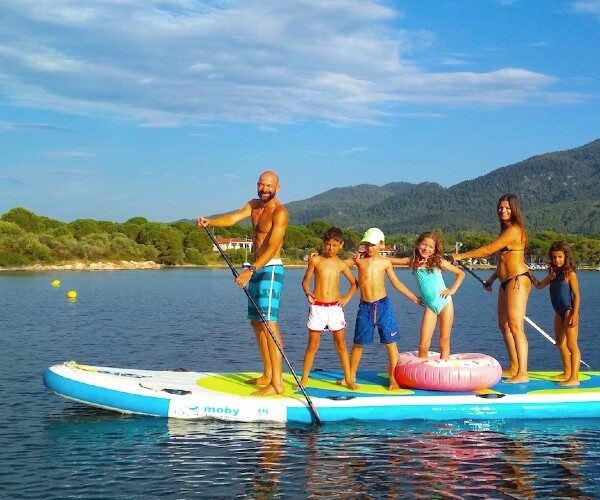 family-of-five-on-mega-paddleboard-kassandra-peninsula-northern-greece-summer-guide-2022