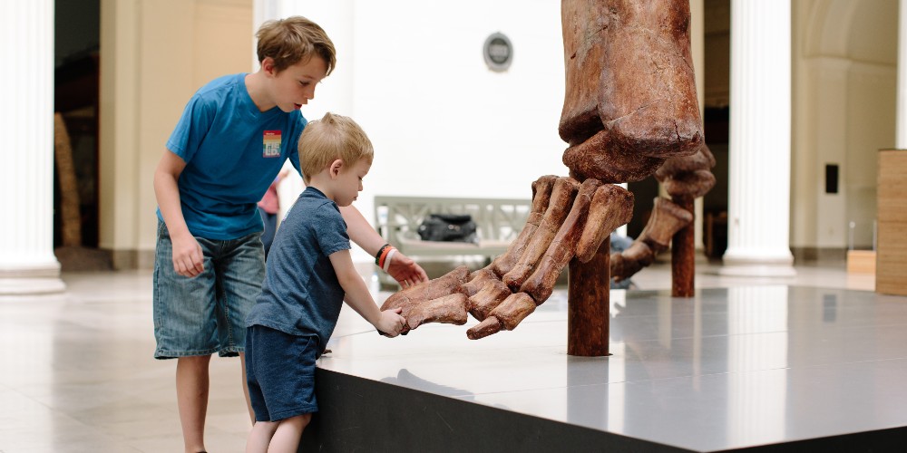 kids-with-maximo-the-dinosaur-fields-museum-chicago