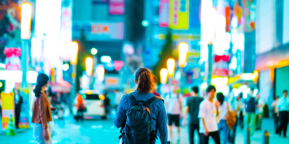 shibuya-district-night-people-japan-jezael-melgoza-2023