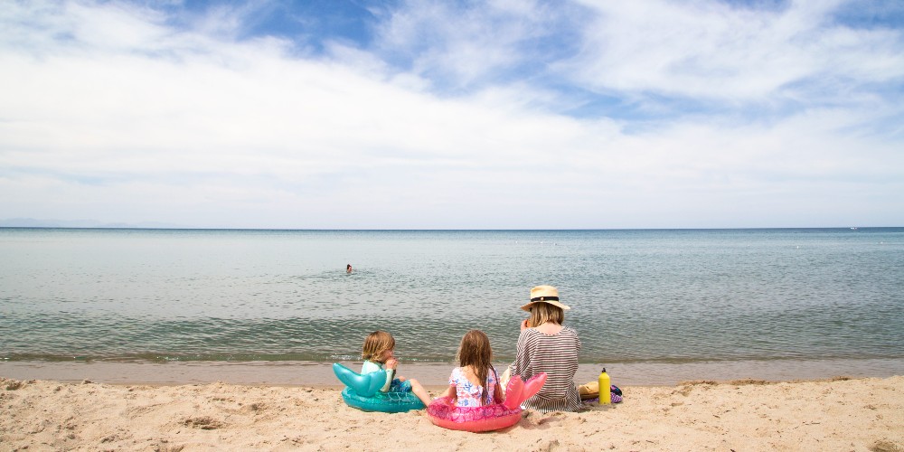 ada-rafe-rowena-allsop-on-beach-at-cefalu-sicily