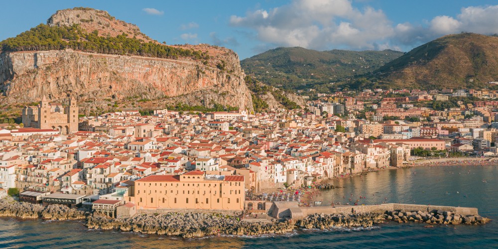 cefalu-town-mediterranean-italy-henrique-ferreira