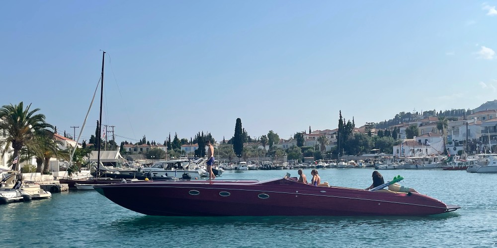 speedboat-into-spetses-harbour