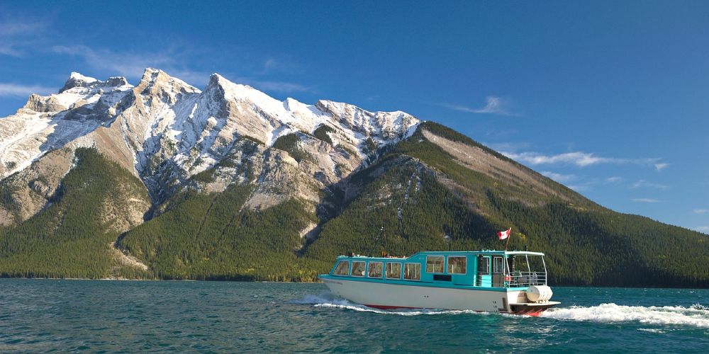 boat-cruise-lake-minnewanka-brewster-travel-canada
