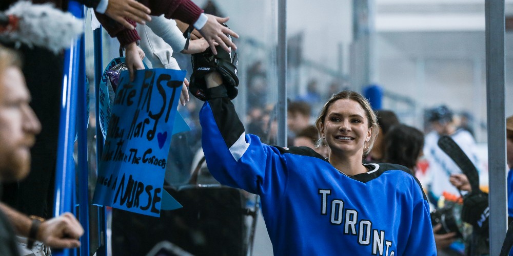 olivia-knowles-meeting-toronto-sports-fans-credit-pwhl