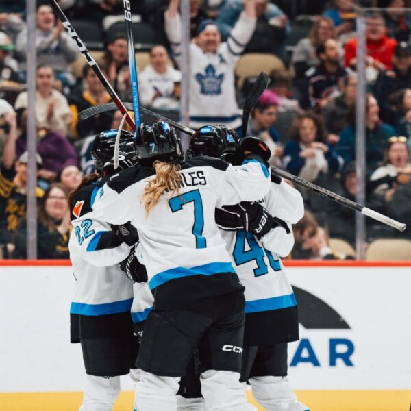 toronto-sports-crowds-ice-hockey-game