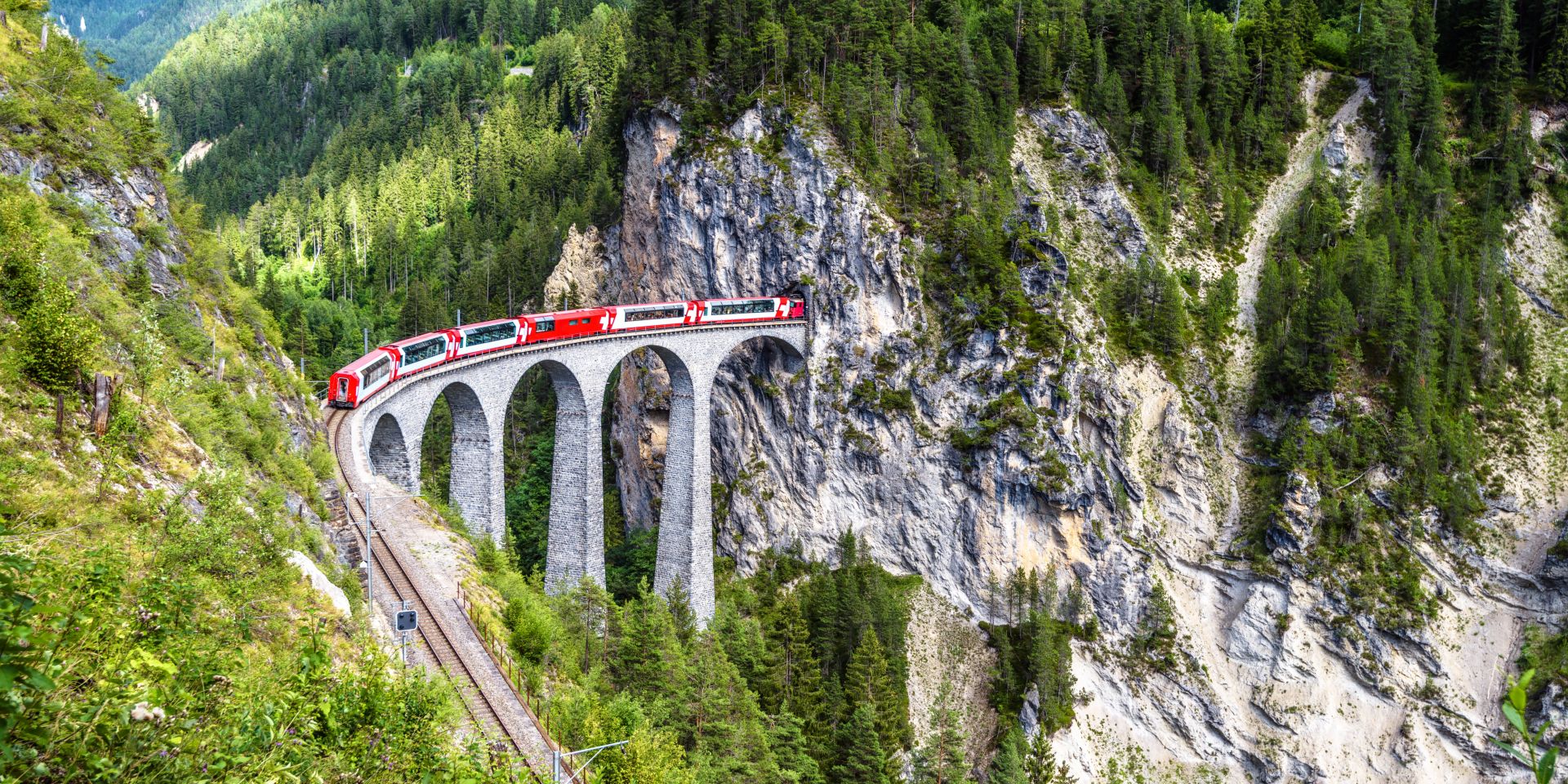 glacier-express-train-journey-switzerland