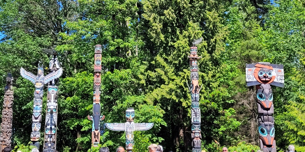 Totem-Poles-in-Stanley-Park-2